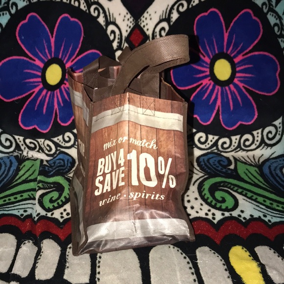 Luckys reusable wine bag holds 4 bottles - Picture 3 of 5